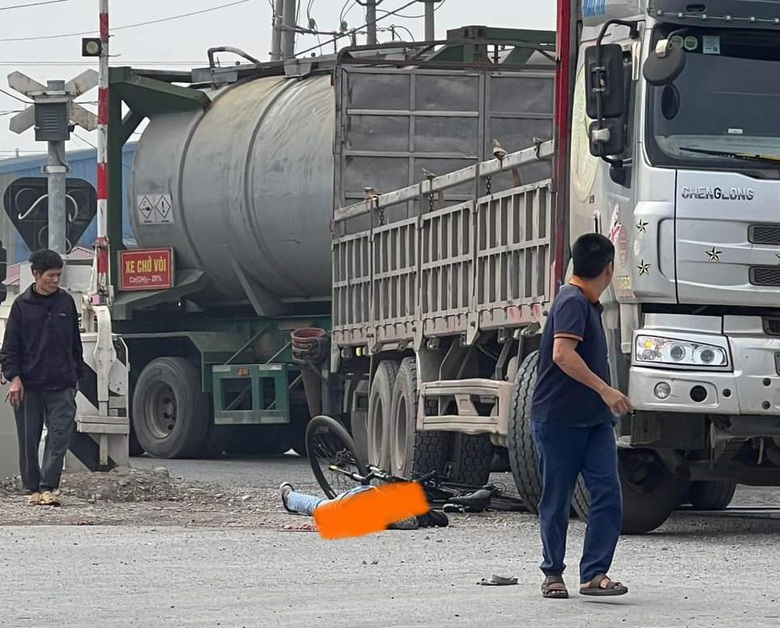 Xe tải chuyển hướng cuốn người đi xe đạp v&agrave;o gầm, tử vong tại chỗ- Ảnh 1.
