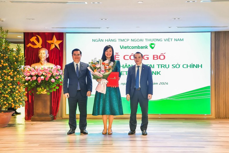Vietcombank c&ocirc;ng bố c&aacute;c quyết định điều động v&agrave; bổ nhiệm nh&acirc;n sự l&atilde;nh đạo tại trụ sở ch&iacute;nh- Ảnh 5.