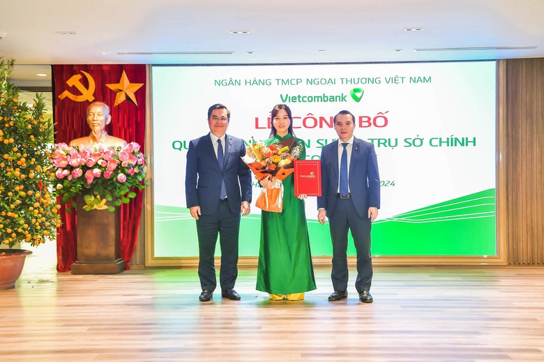Vietcombank c&ocirc;ng bố c&aacute;c quyết định điều động v&agrave; bổ nhiệm nh&acirc;n sự l&atilde;nh đạo tại trụ sở ch&iacute;nh- Ảnh 4.