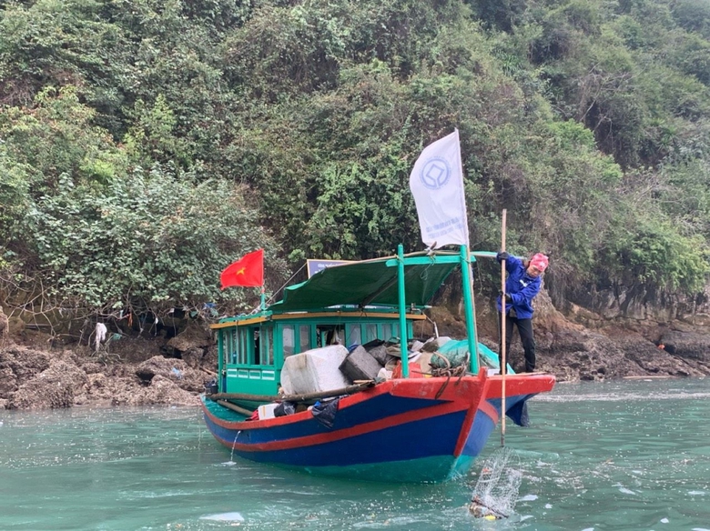 Khẩn trương xử lý phao xốp bủa vây vịnh Hạ Long- Ảnh 2. Khẩn trương xử lý phao xốp bủa vây vịnh Hạ Long- Ảnh 2.