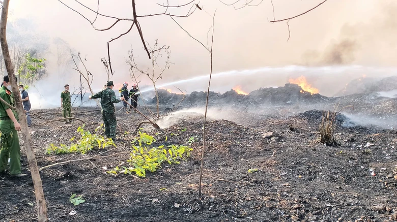 Gia Lai: Ch&aacute;y lớn tại nh&agrave; m&aacute;y r&aacute;c ở Chư S&ecirc;- Ảnh 1.
