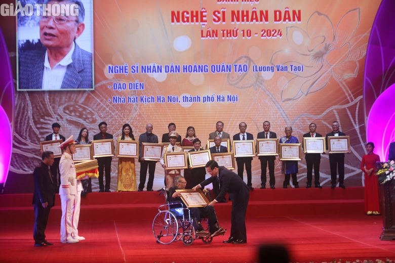 Chủ tịch nước V&otilde; Văn Thưởng: NSND, NSƯT l&agrave; &ldquo;vốn qu&yacute; của đất nước&rdquo;- Ảnh 4.