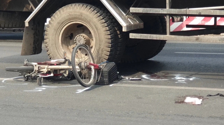 Băng qua đường v&agrave;o trường, nữ sinh lớp 10 bị xe tải c&aacute;n- Ảnh 1.