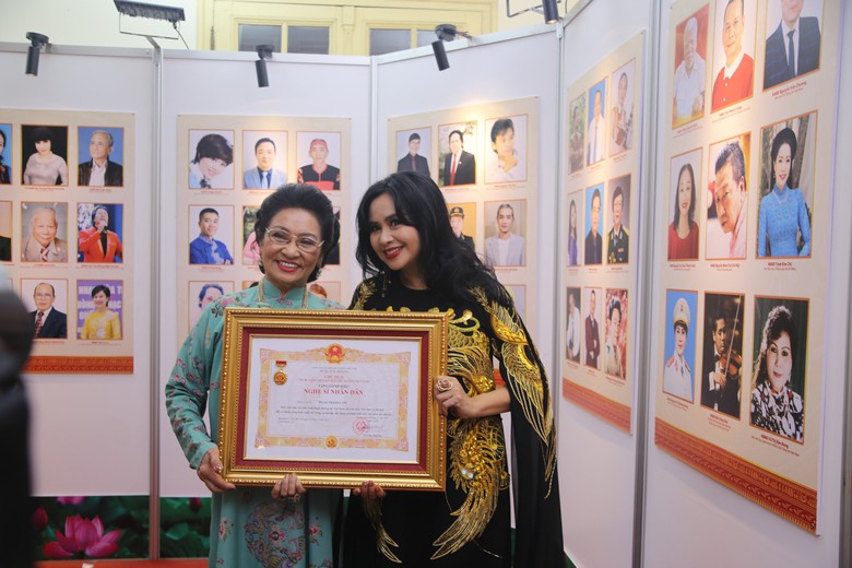 Diva Thanh Lam c&ugrave;ng mẹ đến nhận danh hiệu NSND.