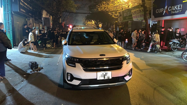 Cãi nhau sau va chạm với xe máy, nữ tài xế ô tô lộ vi phạm nồng độ cồn mức khủng- Ảnh 2. Cãi nhau sau va chạm với xe máy, nữ tài xế ô tô lộ vi phạm nồng độ cồn mức khủng- Ảnh 2.