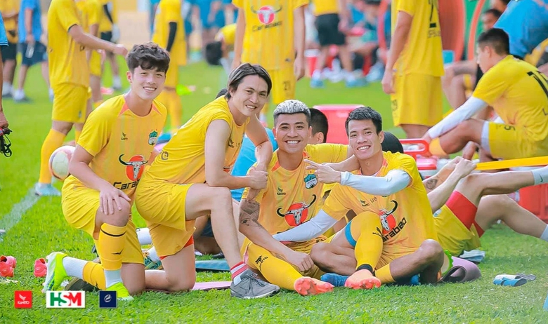 HLV Troussier nhận tin vui từ tr&ograve; cưng trước hai trận sống c&ograve;n- Ảnh 1.