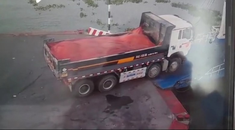 Đã trục vớt ô tô tải rơi xuống sông ở Đồng Tháp- Ảnh 1. Đã trục vớt ô tô tải rơi xuống sông ở Đồng Tháp- Ảnh 1.