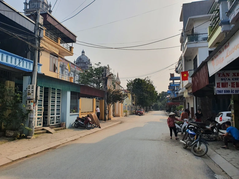 Bất ngờ cảnh học sinh vượt s&ocirc;ng đến trường ở một khu d&acirc;n cư sầm uất- Ảnh 1.