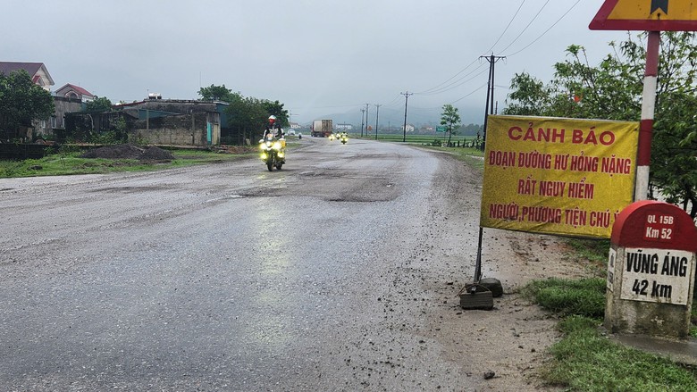 Đường ven biển H&agrave; Tĩnh xuống cấp: V&igrave; sao chưa được sửa chữa?- Ảnh 1.