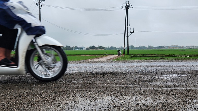 Đường ven biển H&agrave; Tĩnh xuống cấp: V&igrave; sao chưa được sửa chữa?- Ảnh 2.