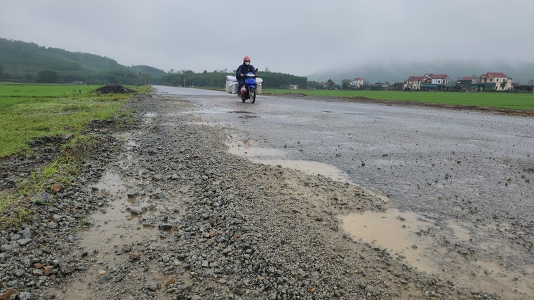 Đường ven biển H&agrave; Tĩnh xuống cấp: V&igrave; sao chưa được sửa chữa?- Ảnh 4.