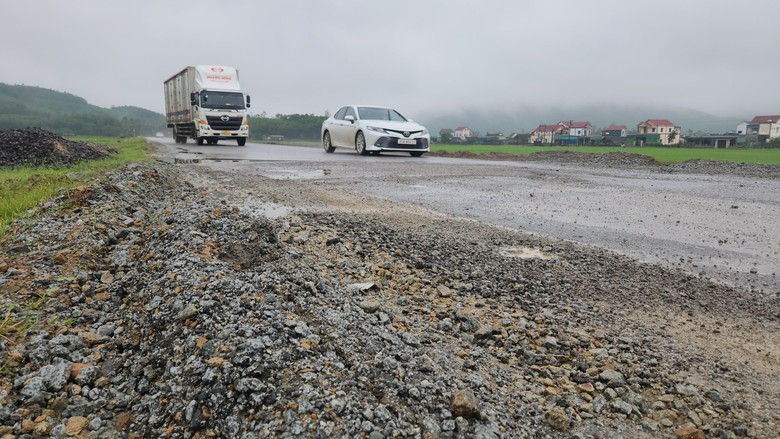 Đường ven biển H&agrave; Tĩnh xuống cấp: V&igrave; sao chưa được sửa chữa?- Ảnh 5.