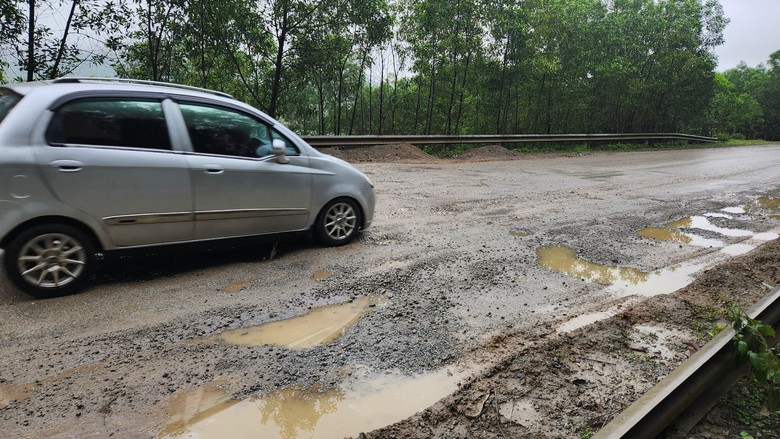 Đường ven biển H&agrave; Tĩnh xuống cấp: V&igrave; sao chưa được sửa chữa?- Ảnh 6.