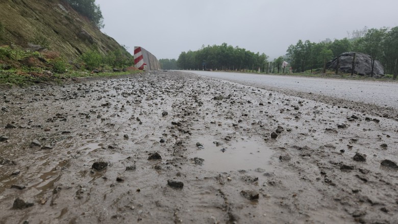 Đường ven biển H&agrave; Tĩnh xuống cấp: V&igrave; sao chưa được sửa chữa?- Ảnh 7.