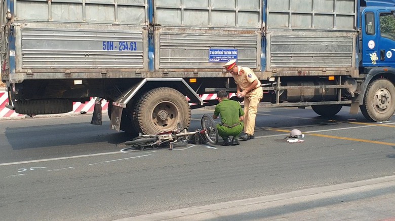 Băng qua đường v&agrave;o trường, nữ sinh lớp 10 bị xe tải c&aacute;n- Ảnh 2.