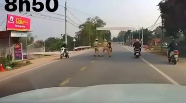 Thời điểm đối tượng đ&acirc;m xe v&agrave;o tổ c&ocirc;ng t&aacute;c CSGT huyện Hiệp H&ograve;a, Bắc Giang - Ảnh cắt từ clip.