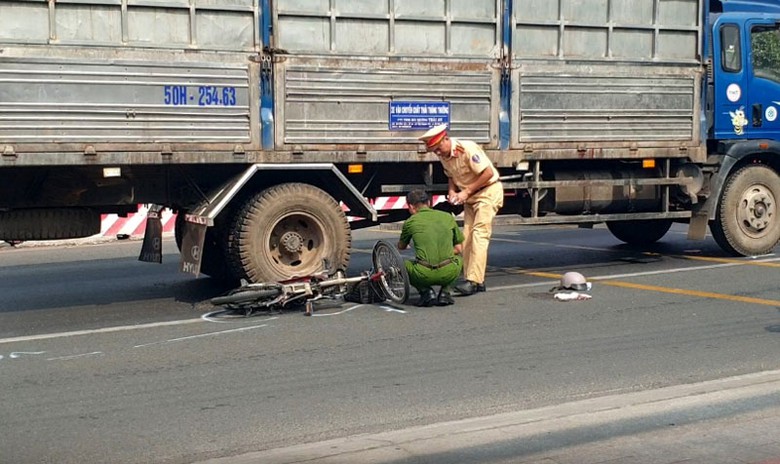 Cảnh s&aacute;t kh&aacute;m nghiệm hiện trường vụ tai nạn.