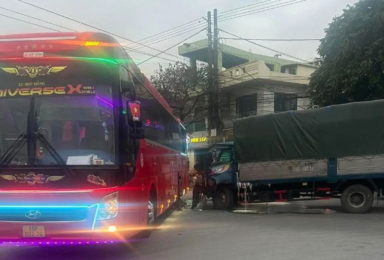 Hiện trường vụ tai nạn khiến hai học sinh rơi ra khỏi xe.