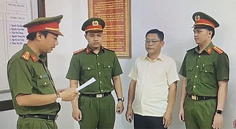 N&acirc;ng khống gi&aacute; thang m&aacute;y để ăn chặn, Trưởng ban quản trị chung cư Miếu Nổi bị bắt- Ảnh 1.