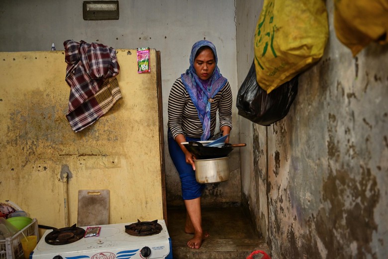 Chị cho biết những người phụ nữ như chị phải hết sức chật vật để tồn tại tr&ecirc;n đường phố, nơi nạn quấy rối t&igrave;nh dục v&agrave; cướp giật, tống tiền diễn ra phổ biến. (Ảnh: AFP)