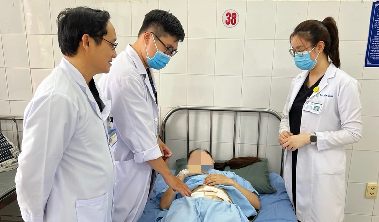 B&oacute;c t&aacute;ch khối u chứa cả răng, t&oacute;c, xương, cứu nữ bệnh nh&acirc;n 33 tuổi- Ảnh 1.