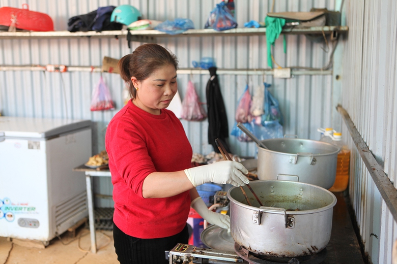 Những “bóng hồng” trên công trường giao thông- Ảnh 7. Những “bóng hồng” trên công trường giao thông- Ảnh 7.