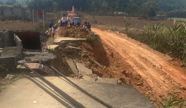 C&ocirc;ng an v&agrave;o cuộc vụ cầu treo đổ sập khi đang khắc phục sạt lở mố- Ảnh 2.