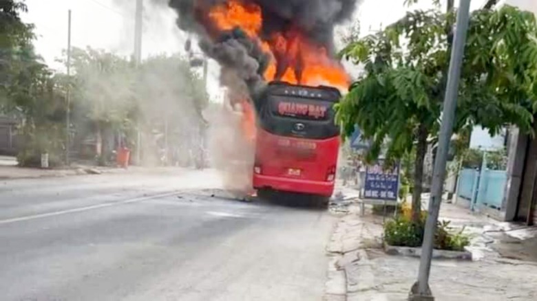 Xe giường nằm bốc ch&aacute;y khi đang chạy tr&ecirc;n đường ở Đồng Th&aacute;p- Ảnh 1.