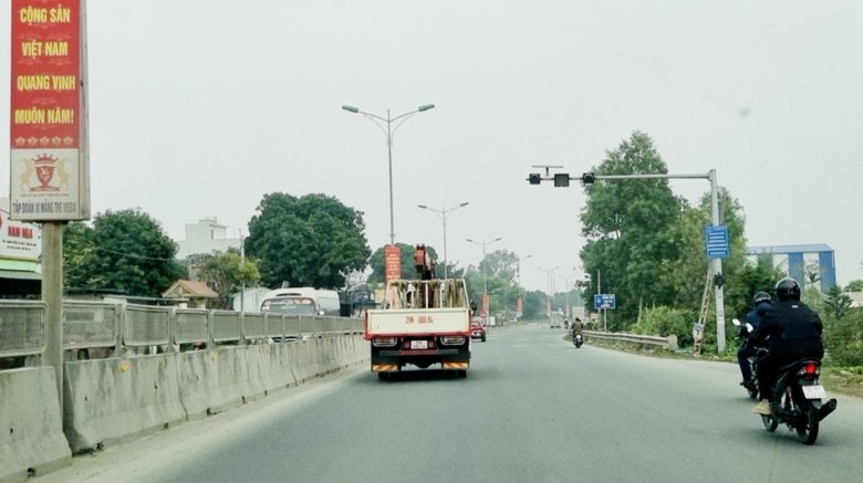Nguy hiểm rình rập khi đèn tín hiệu giao thông trên QL1A dừng hoạt động- Ảnh 1. Nguy hiểm rình rập khi đèn tín hiệu giao thông trên QL1A dừng hoạt động- Ảnh 1.