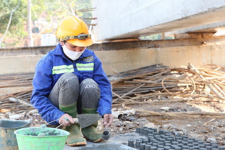 Những &ldquo;b&oacute;ng hồng&rdquo; tr&ecirc;n c&ocirc;ng trường giao th&ocirc;ng- Ảnh 1.