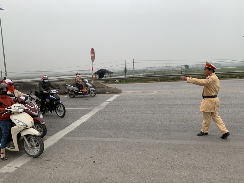 C&ocirc;ng an Thanh H&oacute;a xử l&yacute; xe m&aacute;y vượt đ&egrave;n đỏ tr&ecirc;n QL1 sau phản &aacute;nh- Ảnh 1.