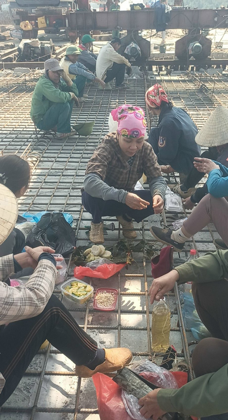 &ldquo;Ăn tranh thủ, ngủ khẩn trương&rdquo; tr&ecirc;n c&ocirc;ng trường cao tốc Diễn Ch&acirc;u - B&atilde;i Vọt- Ảnh 7.