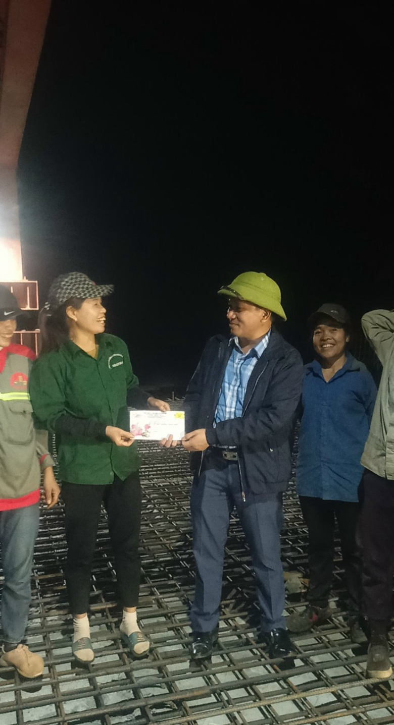 &ldquo;Ăn tranh thủ, ngủ khẩn trương&rdquo; tr&ecirc;n c&ocirc;ng trường cao tốc Diễn Ch&acirc;u - B&atilde;i Vọt- Ảnh 4.