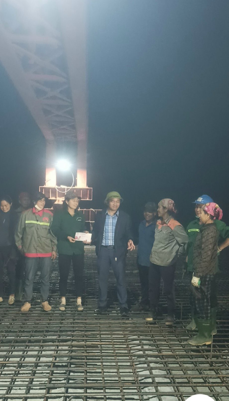 &ldquo;Ăn tranh thủ, ngủ khẩn trương&rdquo; tr&ecirc;n c&ocirc;ng trường cao tốc Diễn Ch&acirc;u - B&atilde;i Vọt- Ảnh 6.