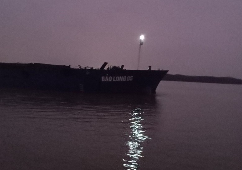 Sà lan chìm trên sông Soài Rạp, nam thanh niên may mắn được cứu sống- Ảnh 2. Sà lan chìm trên sông Soài Rạp, nam thanh niên may mắn được cứu sống- Ảnh 2.