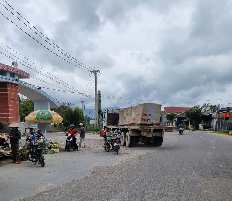 Bình Định: Bất an đoàn xe chở đá nguyên khối có dấu hiệu quá tải- Ảnh 4. Bình Định: Bất an đoàn xe chở đá nguyên khối có dấu hiệu quá tải- Ảnh 4.