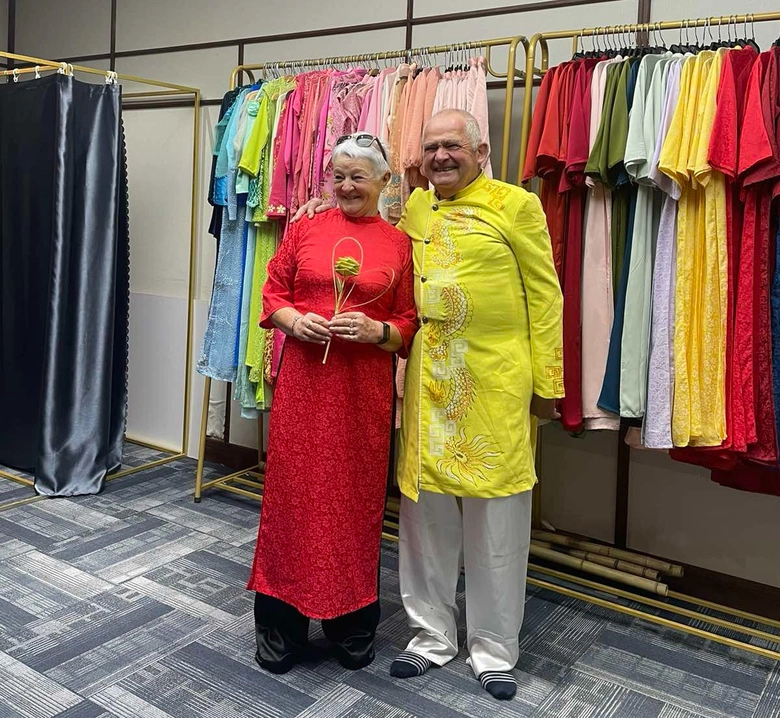 Hơn 5.000 người tham gia đồng diễn truyền cảm hứng th&ocirc;ng điệp 