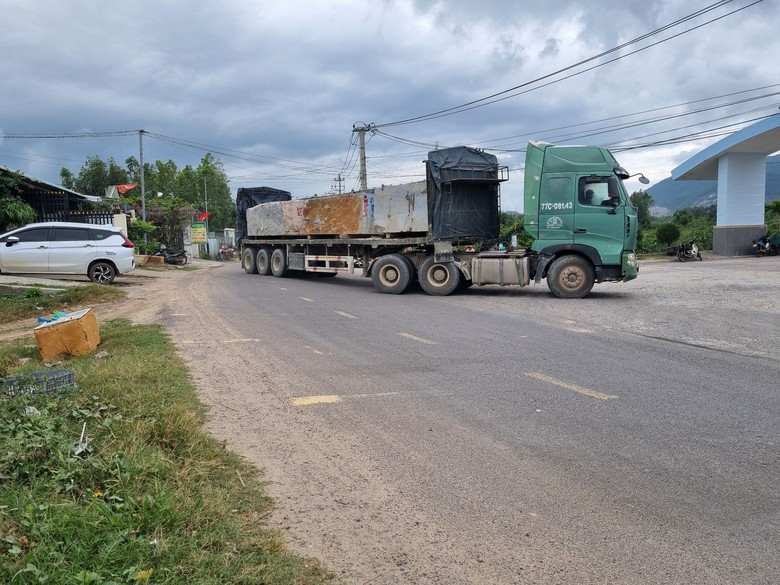 Bình Định: Bất an đoàn xe chở đá nguyên khối có dấu hiệu quá tải- Ảnh 1. Bình Định: Bất an đoàn xe chở đá nguyên khối có dấu hiệu quá tải- Ảnh 1.