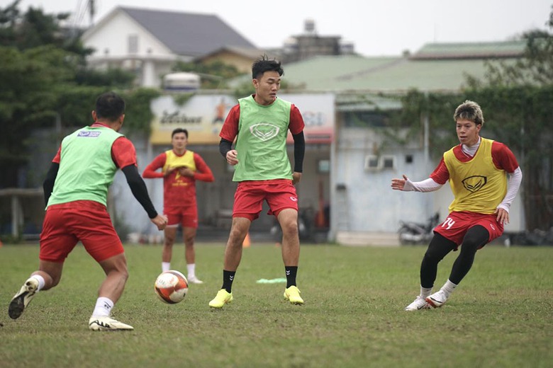 Tuyển Việt Nam khủng hoảng tuyến giữa, HLV Troussier 