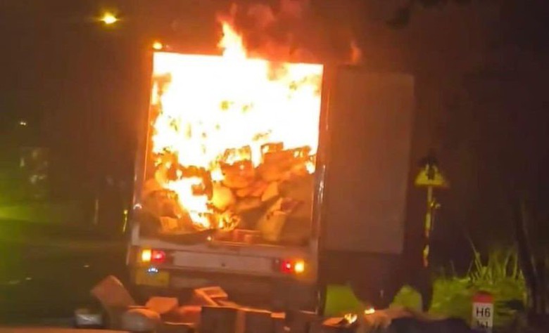 Xe tải chở h&agrave;ng bốc ch&aacute;y dữ dội tr&ecirc;n quốc lộ 26- Ảnh 1.