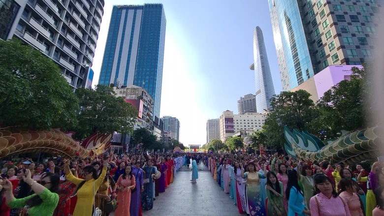 Hơn 5.000 người tham gia đồng diễn truyền cảm hứng th&ocirc;ng điệp 