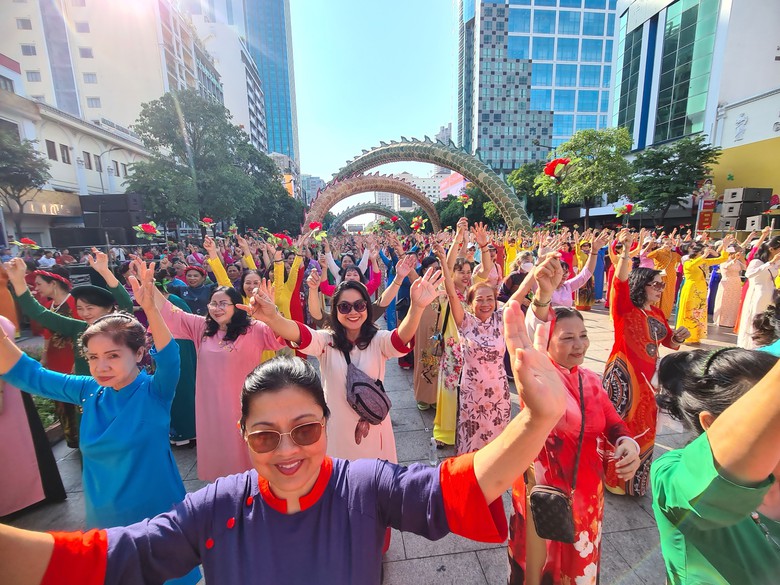 Hơn 5.000 người tham gia đồng diễn truyền cảm hứng th&ocirc;ng điệp 