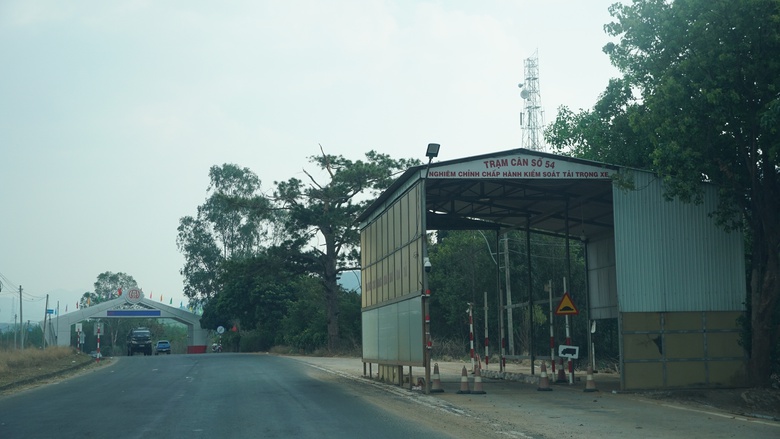 Vì sao dừng hoạt động trạm cân tải trọng tại Kon Tum?- Ảnh 1. Vì sao dừng hoạt động trạm cân tải trọng tại Kon Tum?- Ảnh 1.