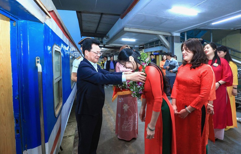 Cận cảnh t&agrave;u hỏa 