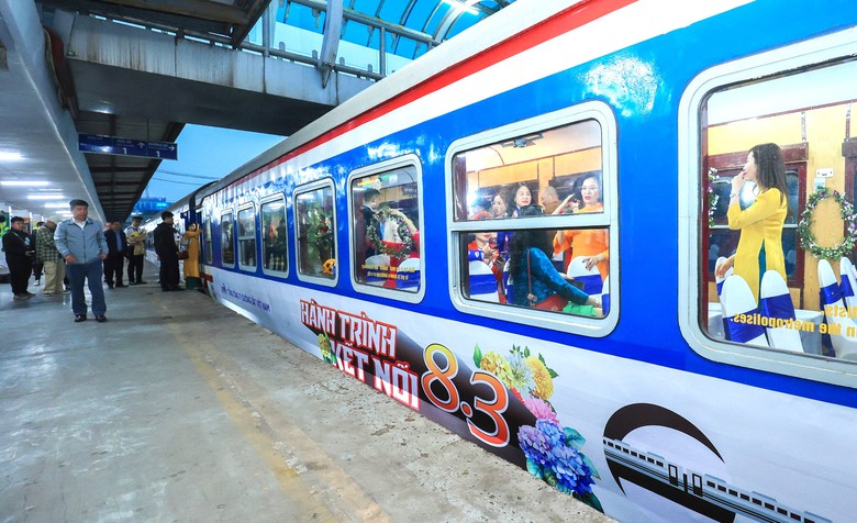 Cận cảnh t&agrave;u hỏa 