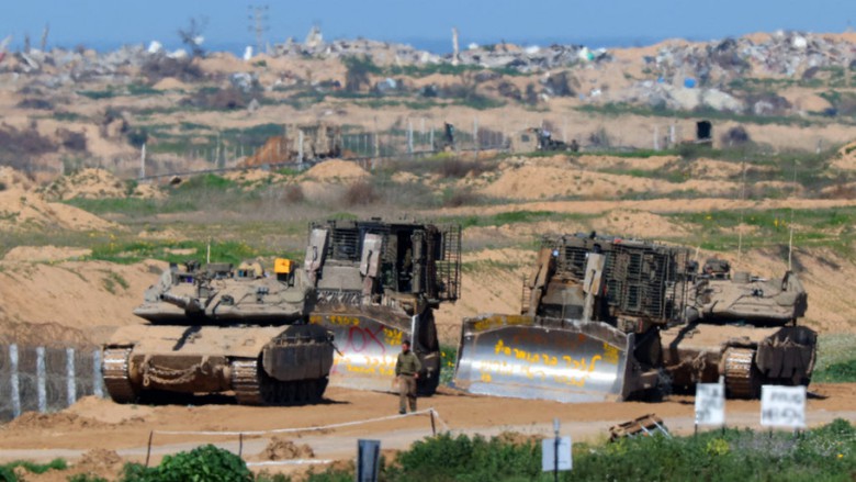 Máy móc xây dựng tiến hành phá hủy các công trình dọc Hành lang Netzarim. (Ảnh: AFP) Máy móc xây dựng tiến hành phá hủy các công trình dọc Hành lang Netzarim. (Ảnh: AFP)