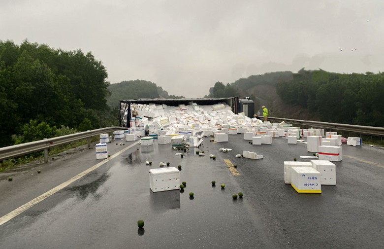 Hiện trường vụ xe tải bị lật nằm chắn ngang đường. Hiện trường vụ xe tải bị lật nằm chắn ngang đường.