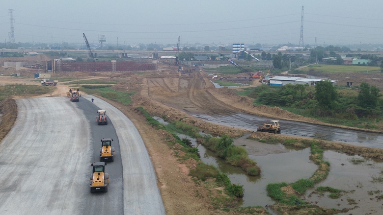 Vụ đ&ograve;i c&aacute;t đắp cao tốc Bến Lức - Long Th&agrave;nh: Chủ đầu tư n&oacute;i g&igrave;?- Ảnh 1.