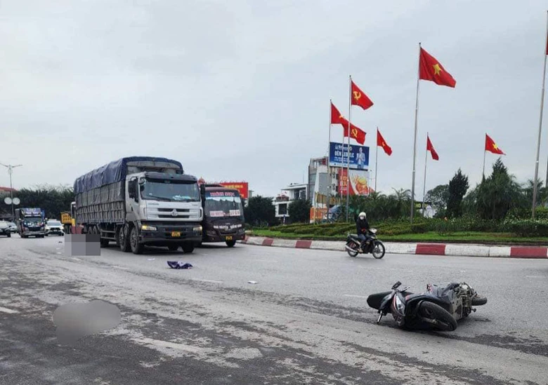 Va chạm với &ocirc; t&ocirc; tải tr&ecirc;n quốc lộ 18, nam t&agrave;i xế xe m&aacute;y tử vong tại chỗ- Ảnh 1.