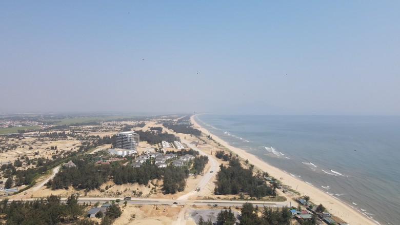 Gỡ khó thi công đường đẹp như tranh qua Quảng Bình- Ảnh 1. Gỡ khó thi công đường đẹp như tranh qua Quảng Bình- Ảnh 1.